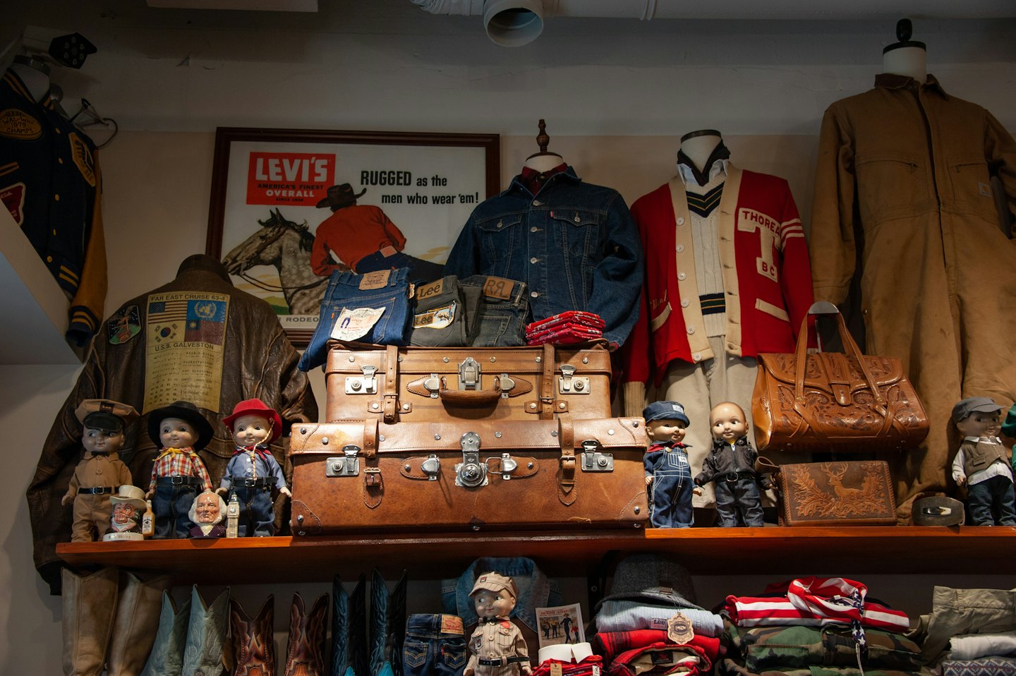 Ropa y accesorios vintage expuestos en estantes de madera rústica.